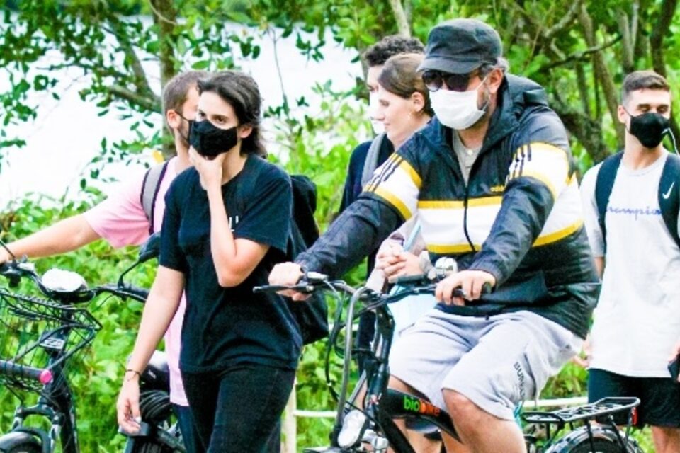 ator Selton Mello passeia na lagoa com pneu da bicicleta vazio; fotos