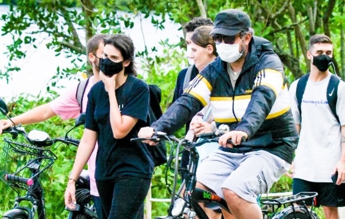 ator Selton Mello passeia na lagoa com pneu da bicicleta vazio; fotos