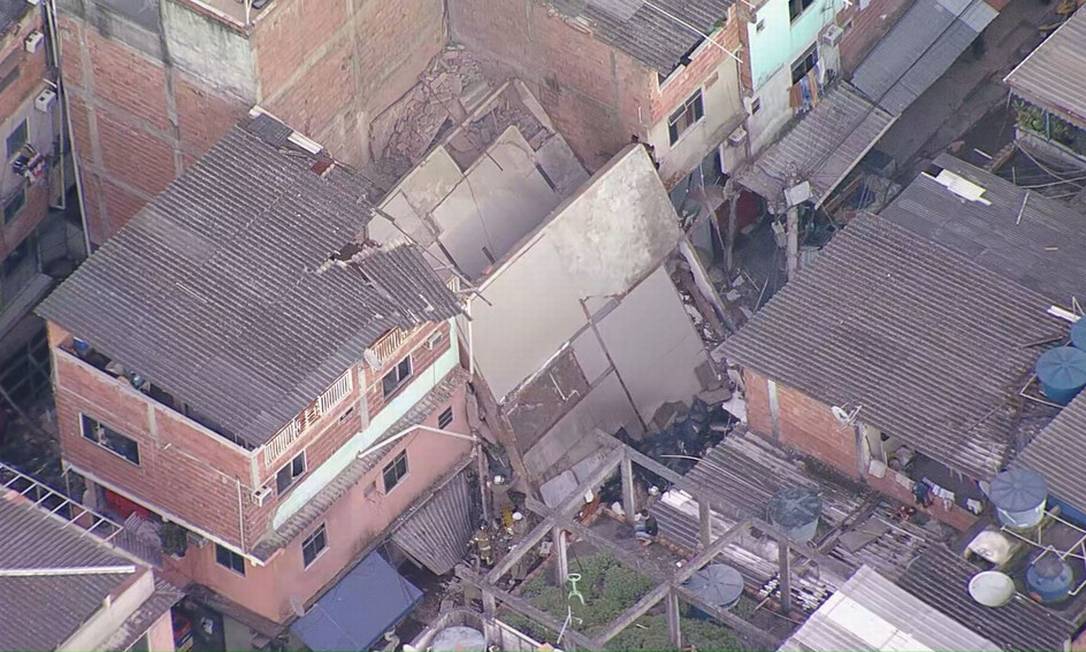 Pelo menos três pessoas estão sob os escombros (Foto: reprodução/TV Globo)