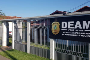 Polícia indicia um médico após ele colocar o pênis ereto para fora da calça e o esfregar em uma paciente durante exame, em Iporá