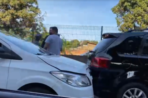 Fumaça causa engavetamento na BR 153, em Goiânia