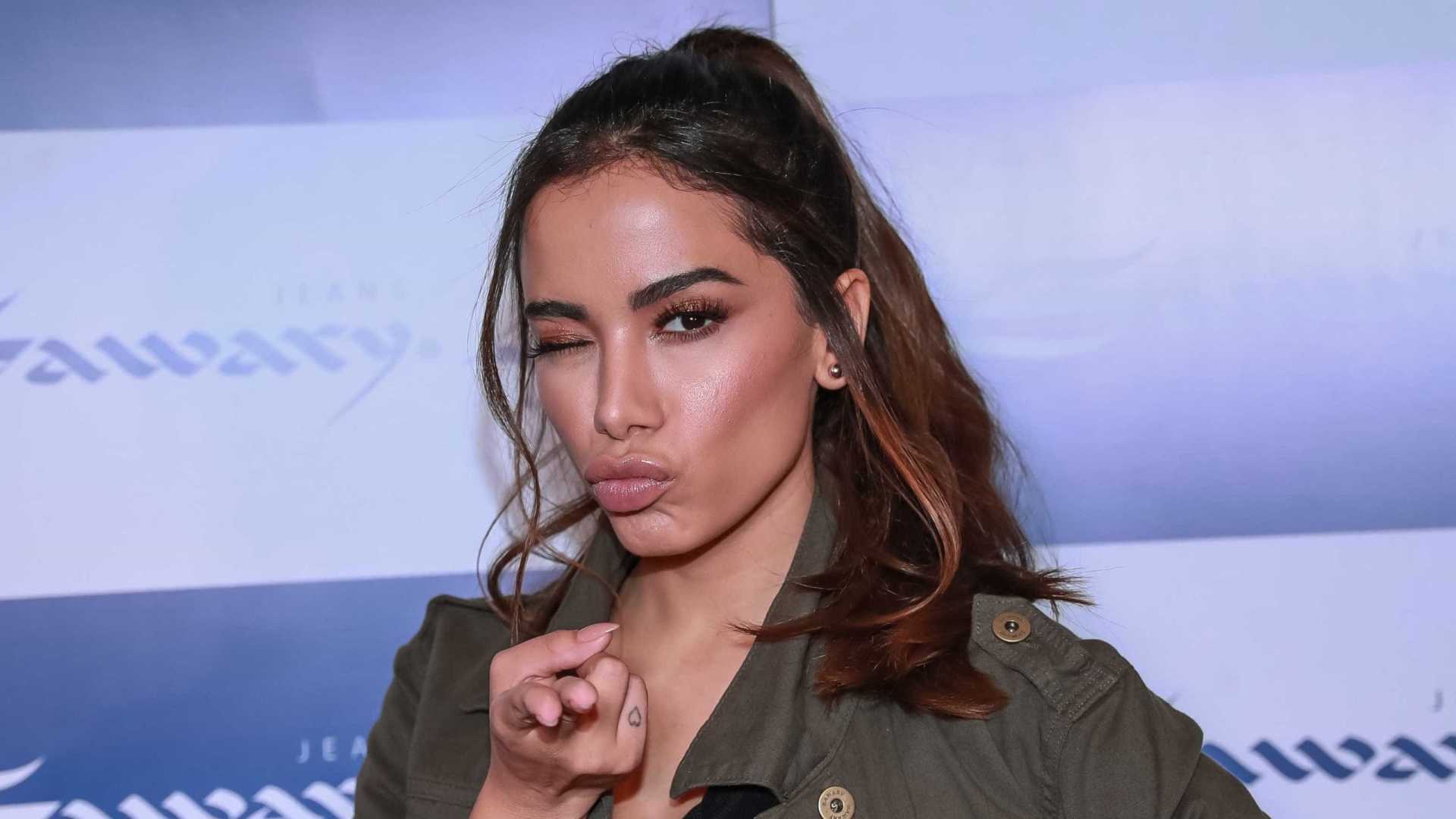 Anitta perfume tatuagem Porduto deve custar até R$ 100. Anitta anuncia perfume para região íntima; tatuagem da cantora deve ser a logomarca