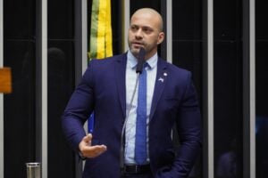 Deputado Luiz Lima leva colchão ao gabinete de Daniel Silveira passa a noite em gabinete para não colocar tornozeleira eletrônica