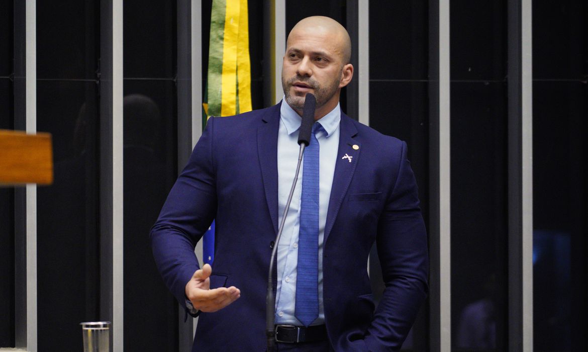 Deputado Luiz Lima leva colchão ao gabinete de Daniel Silveira passa a noite em gabinete para não colocar tornozeleira eletrônica