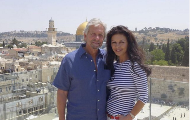 Catherine Zeta-Jones diz que união com Michael Douglas ajudou contra assédio