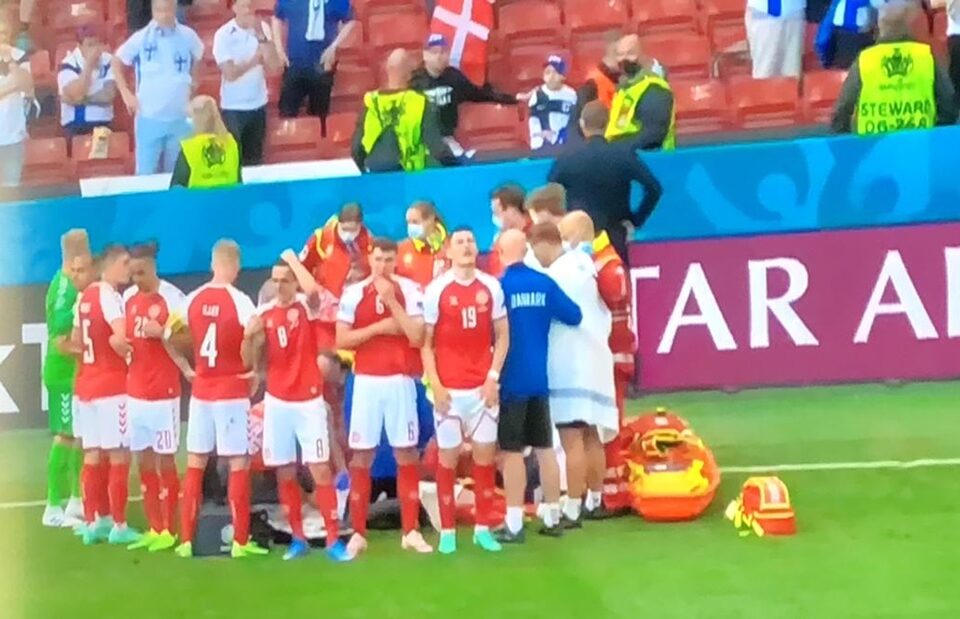 O jogador Christian Eriksen caiu desacordado durante a partida entre Dinamarca x Finlândia, na tarde deste sábado, pela Euro 2020. (Foto: reprodução)