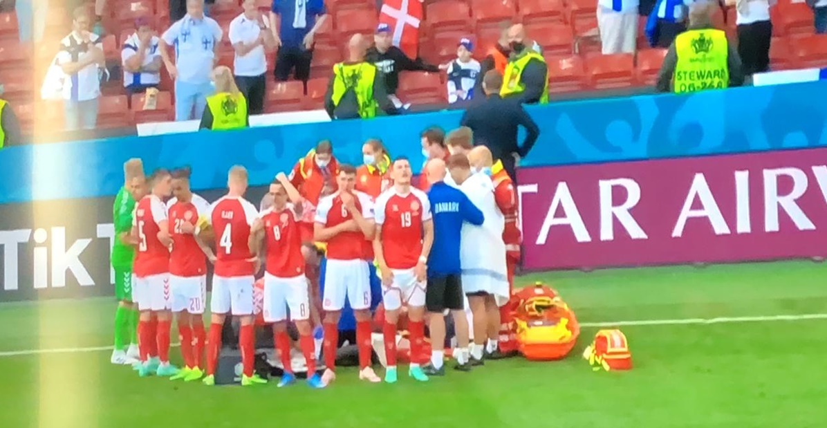 O jogador Christian Eriksen caiu desacordado durante a partida entre Dinamarca x Finlândia, na tarde deste sábado, pela Euro 2020. (Foto: reprodução)