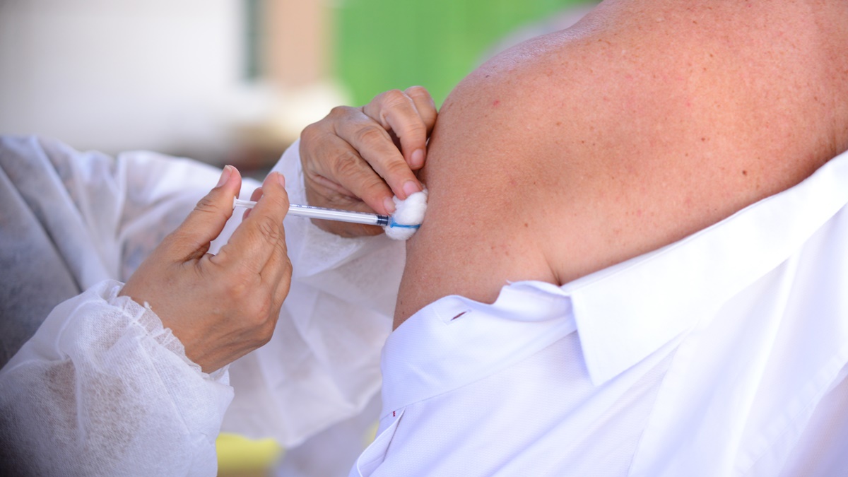 "Quanto mais pessoas vacinadas maior é a chance de frear a transmissão", diz infectologista