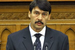 Projeto de lei tem gerado tensões entre o país húngaro e a União Europeia. Lei não permite que o assunto seja abordado por escolas ou imprensa