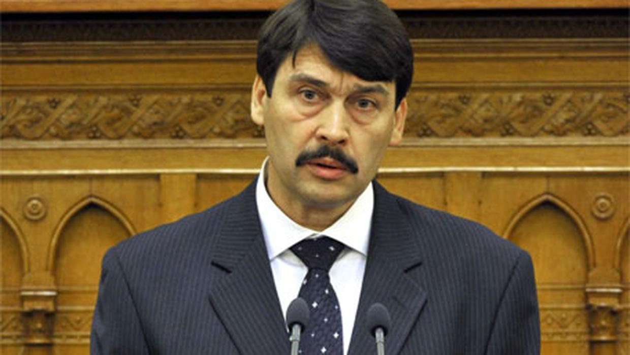 Projeto de lei tem gerado tensões entre o país húngaro e a União Europeia. Lei não permite que o assunto seja abordado por escolas ou imprensa