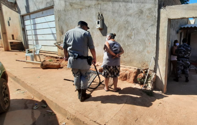 Mulher presa por tráfico de drogas no setor Retiro do Bosque, em Aparecida (Foto: Polícia Militar)