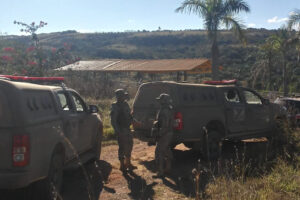 Nas buscas por Lázaro, policiais enfrentam carrapatos e outros desafios