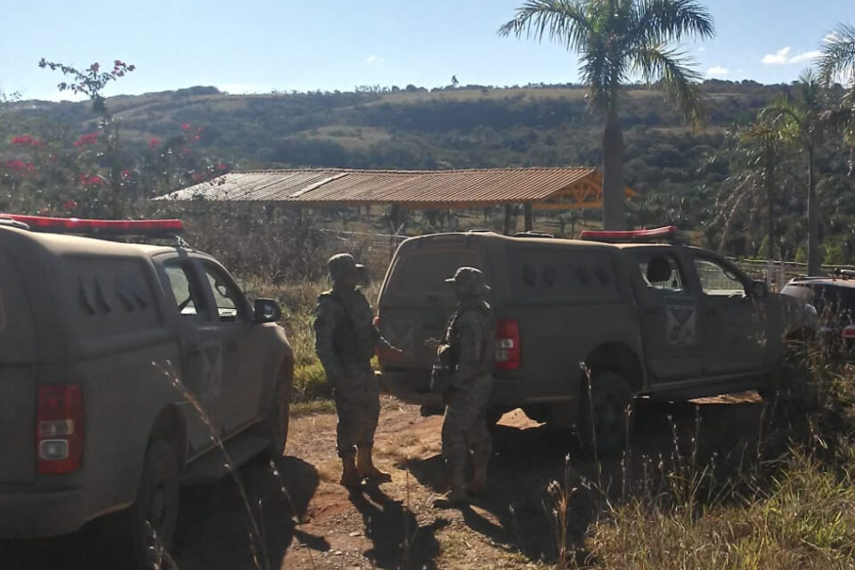 Nas buscas por Lázaro, policiais enfrentam carrapatos e outros desafios