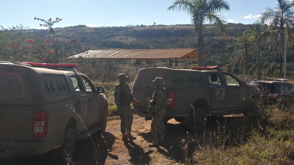 Nas buscas por Lázaro, policiais enfrentam carrapatos e outros desafios