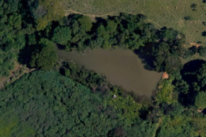 Represa em que a criança de 12 anos se afogou no Residencial Itaipu, em Goiânia (Foto: DIH)