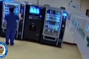 Uma assistente de saúde que trabalhava na ala de covid-19 da enfermaria do Hospital Heartlands, em Birmingham, na Inglaterra, - Funcionária de hospital é condenada por usar cartão de paciente morta