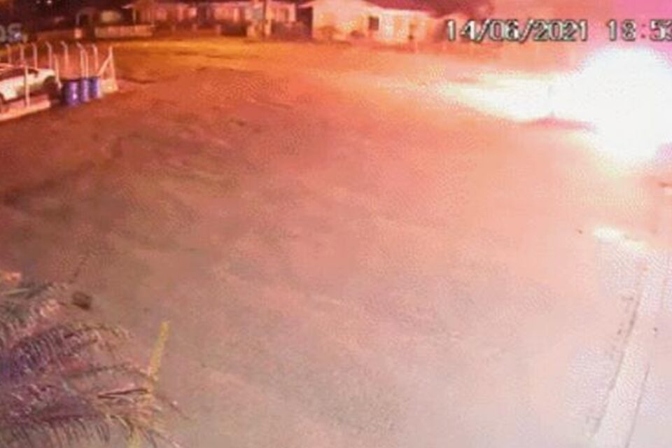 Colisão frontal de motos causa explosão e deixa feridos graves em SC; vídeo