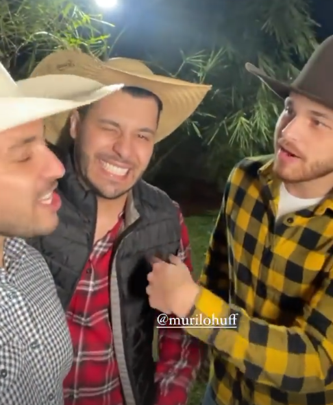 Ex-BBBs Rodolffo e Caio Afiune curtem festa junina juntos; fotos