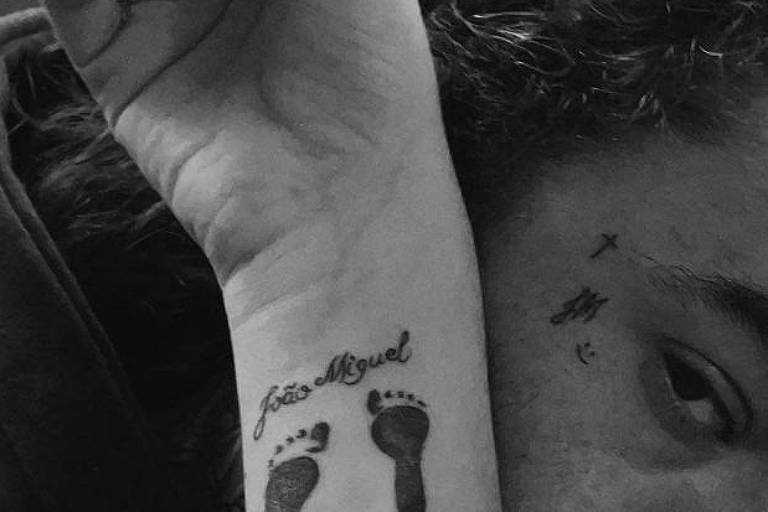 Whindersson Nunes e Maria Lina fazem tatuagem em homenagem ao filho; foto