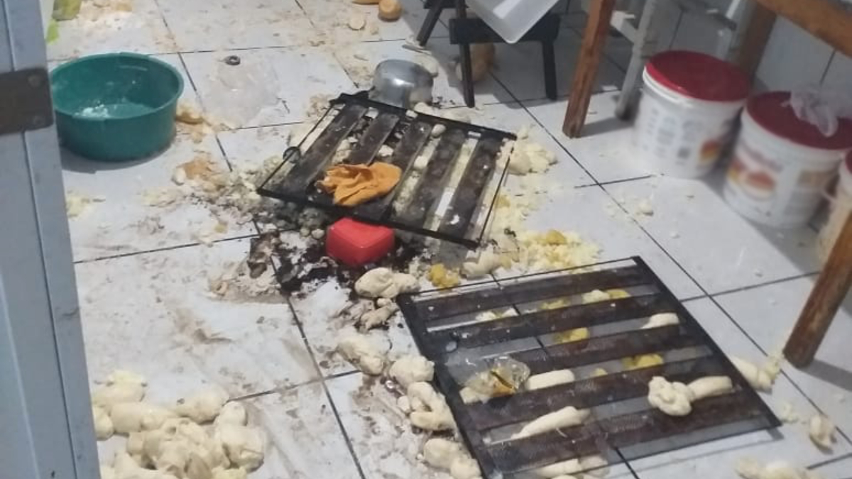 Preso suspeito de furtar uma padaria em Goiandira. Padaria teve diversos itens quebrados e alimentos jogados pelo chão