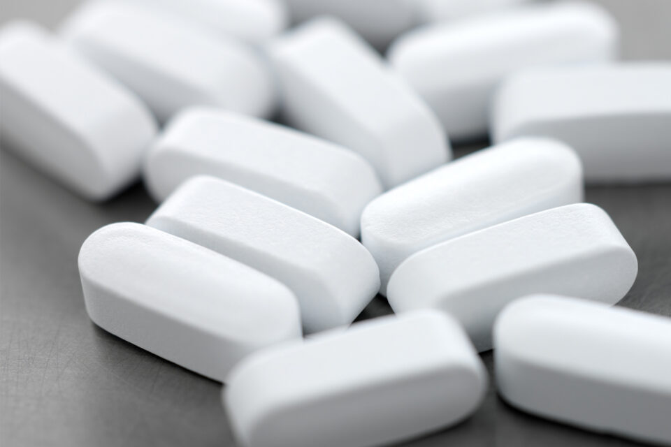 Medicamento desenvolvido pela Pfizer reduziu em 37% o risco de morte ou falência respiratória em pacientes internados com quadro moderado