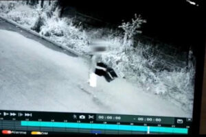 Vídeo mostra um dos homens suspeitos de furtar combustível levando diversos galões, em Jaraguá. Crime era cometido por dois homens, já presos