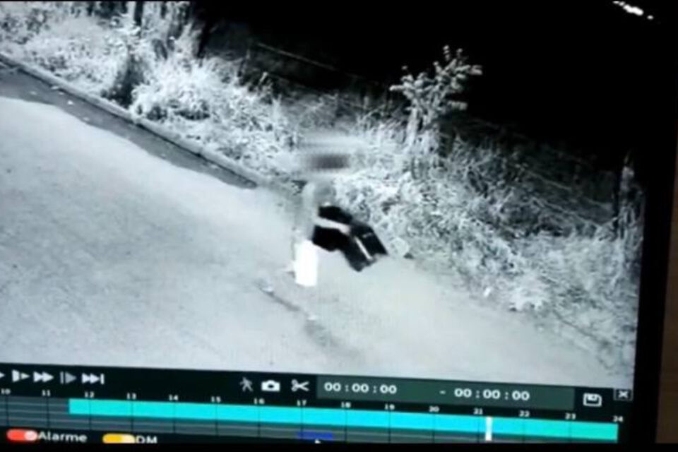 Vídeo mostra um dos homens suspeitos de furtar combustível levando diversos galões, em Jaraguá. Crime era cometido por dois homens, já presos