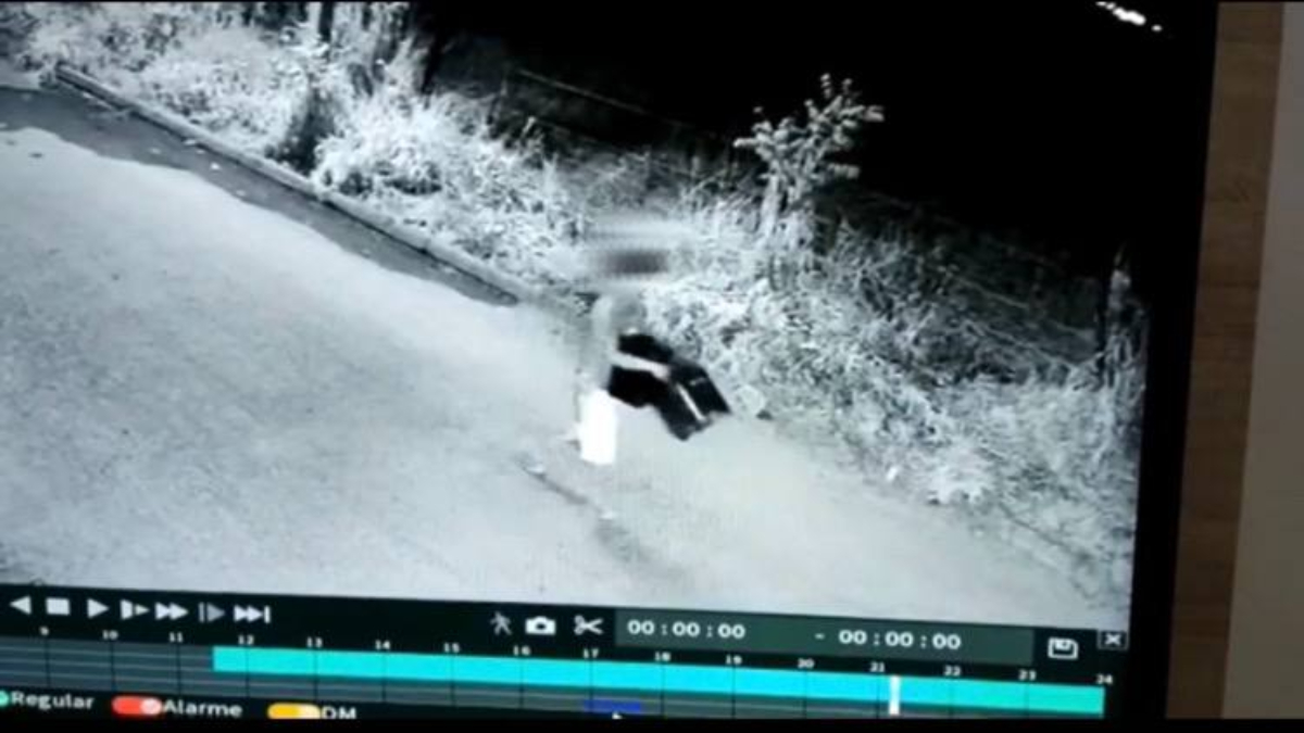 Vídeo mostra um dos homens suspeitos de furtar combustível levando diversos galões, em Jaraguá. Crime era cometido por dois homens, já presos