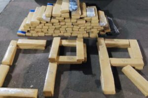 A Polícia Militar apreendeu 129 kg de maconha escondidos dentro de um carro nas proximidades de Pires do Rio. (Foto: divulgação/PM)