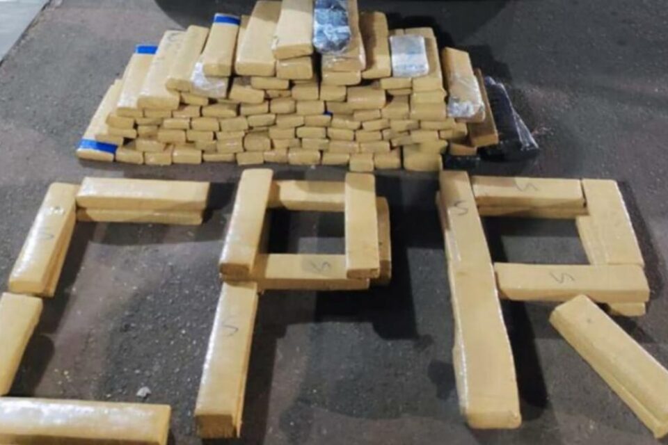 A Polícia Militar apreendeu 129 kg de maconha escondidos dentro de um carro nas proximidades de Pires do Rio. (Foto: divulgação/PM)