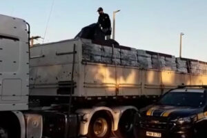 PRF prende motorista por transportar 55 mil cervejas sem nota fiscal, em Morrinhos