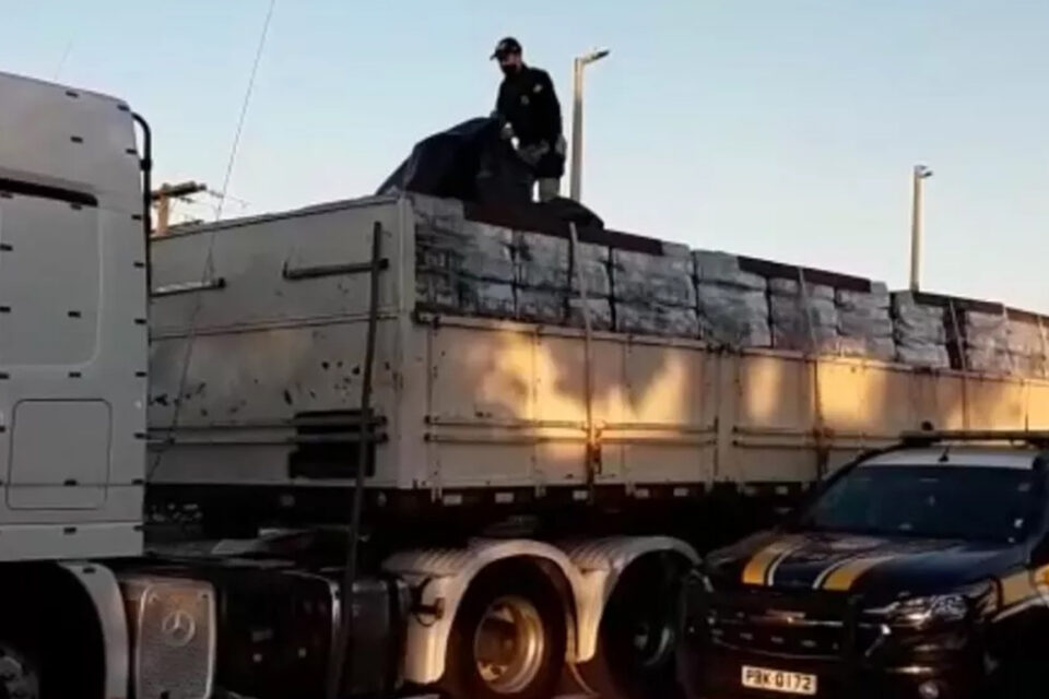 PRF prende motorista por transportar 55 mil cervejas sem nota fiscal, em Morrinhos