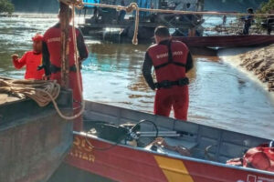 Bombeiros resgatam corpo de idoso no Rio Araguaia, na divisa GO/MT