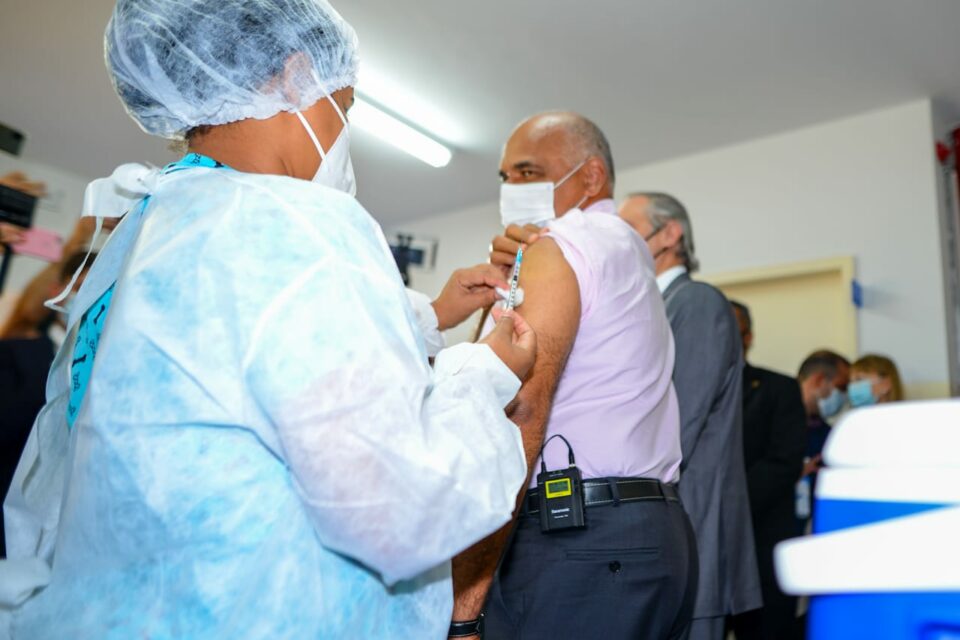 Rogério Cruz se vacina contra Covid-19 em Goiânia