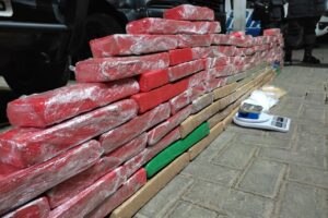 Nomes e idades dos quatro presos não foram divulgados.