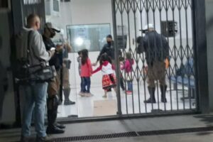 Policiais foram flagrados dançando e cantando com os menores para acalmá-los diante a situação