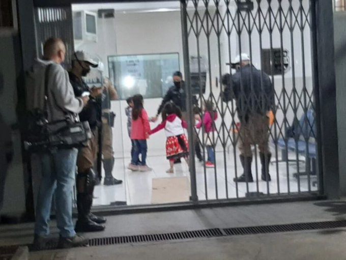 Policiais foram flagrados dançando e cantando com os menores para acalmá-los diante a situação