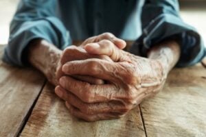 Americano com histórico de diabetes observou feridas na bolsa escrotal. Covid-19 causa infecção rara no testículo e idoso quase perde órgão