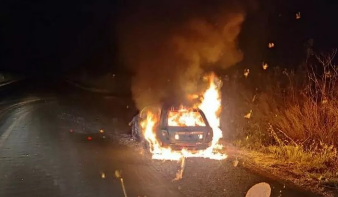 Carro pega fogo e motorista fica feriado ao tentar apagar chamas com as mão em Santa Helena