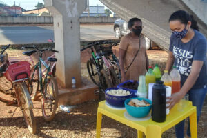 Moradores de povoado servem lanche a jornalistas e policias que cobrem caso Lázaro
