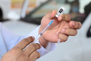 Vacinação em Aparecida (Foto: Enio Medeiros/SecomAparecida)