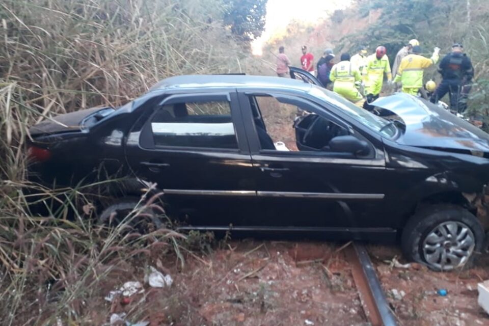 Um homem ficou ferido após perder o controle do carro que dirigia, colidir o veículo contra uma mureta e cair na linha do trem, em Valparaíso. (Foto: divulgação/Corpo de Bombeiros)