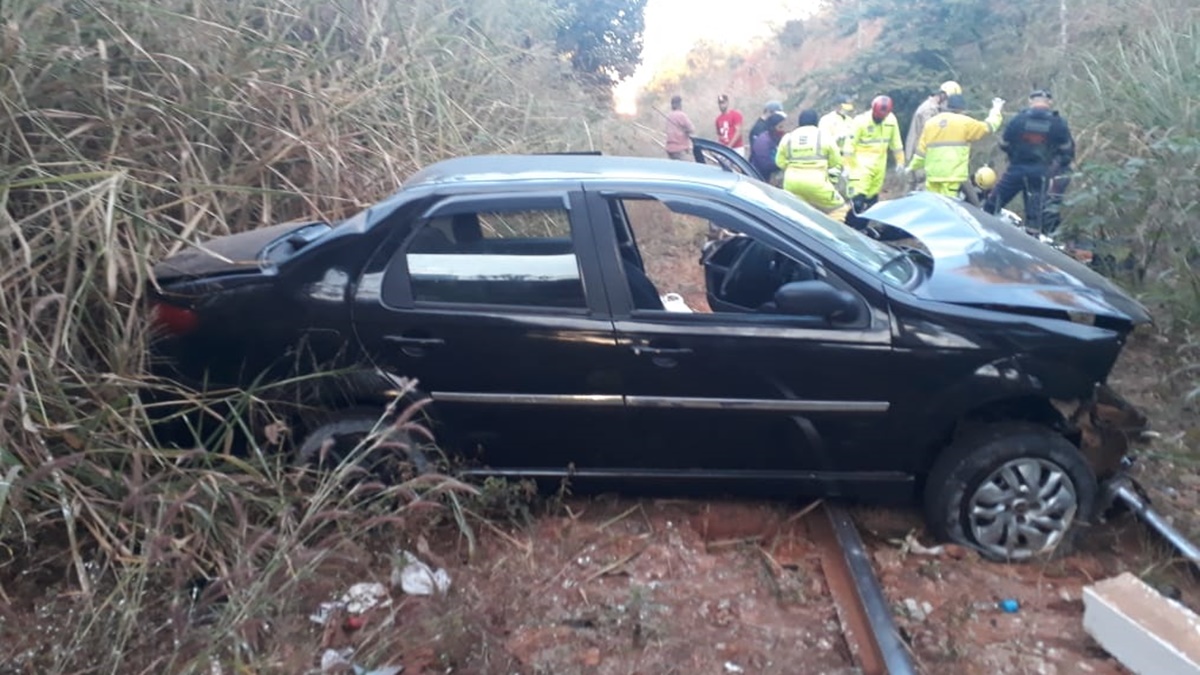 Um homem ficou ferido após perder o controle do carro que dirigia, colidir o veículo contra uma mureta e cair na linha do trem, em Valparaíso. (Foto: divulgação/Corpo de Bombeiros)