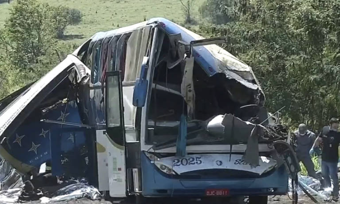 Ônibus parcialmente destruído após acidente em rodovia paulista na última quinta (25) (Foto: Reprodução/TV Globo)