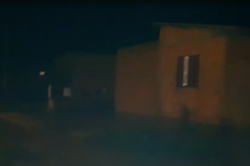 Crianças foram deixadas em casa, que estava com as portas abertas quando a PM chegou ao local (Foto: divulgação/PM)