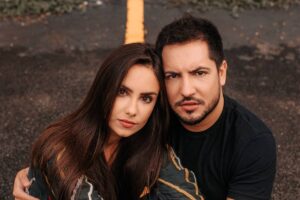 Power Couple: Pedaço do cenário cai na cabeça do cantor Thiago