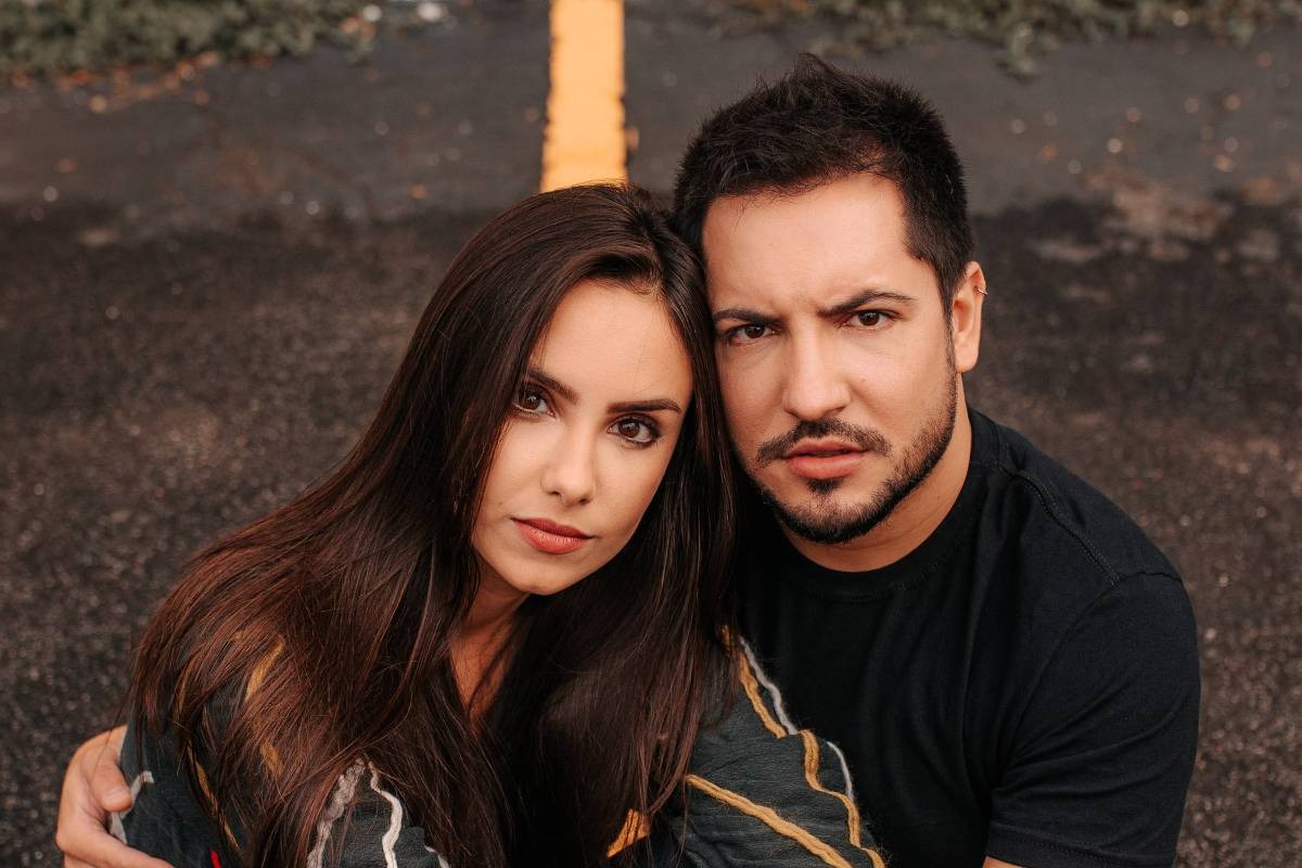 Power Couple: Pedaço do cenário cai na cabeça do cantor Thiago