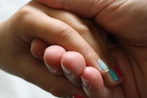 Justiça reconhece companheira da mãe adotiva de jovem como segunda mãe