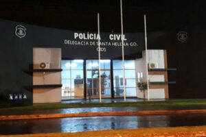 Após agressões, suspeito teria trancado a mulher em casa. Ela contou com a ajuda da filha para pular o muro de sua residência