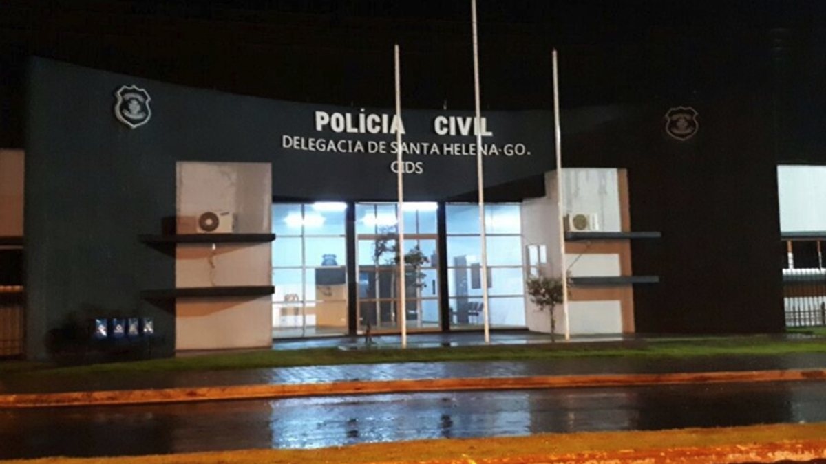 Após agressões, suspeito teria trancado a mulher em casa. Ela contou com a ajuda da filha para pular o muro de sua residência